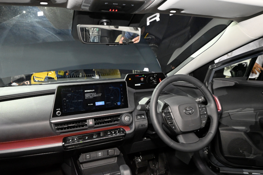 新型プリウスの運転席