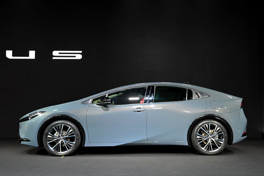 新型プリウスの左サイドビュー