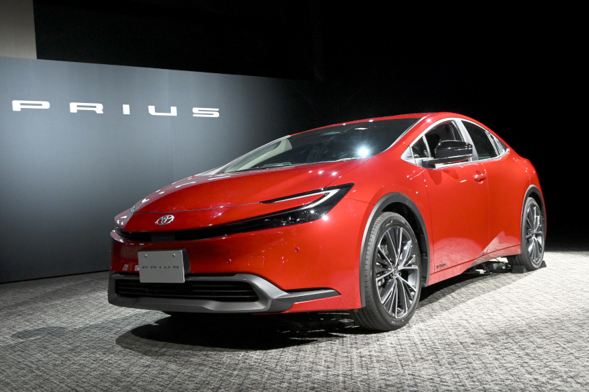 新型プリウスの左フロントビュー