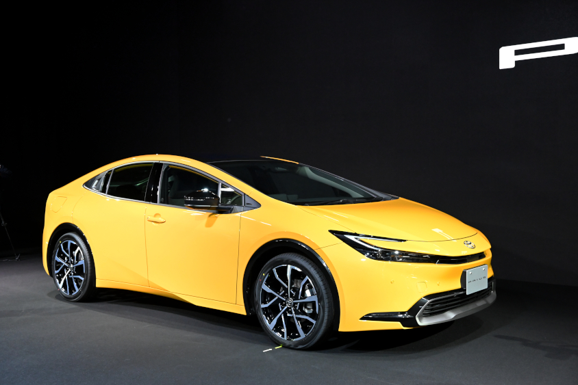 新型プリウスの右フロントビュー