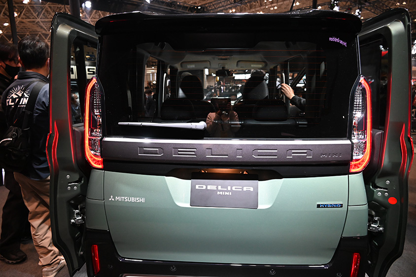 新型デリカミニのリアビュー