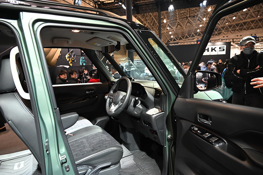 新型デリカミニの運転席