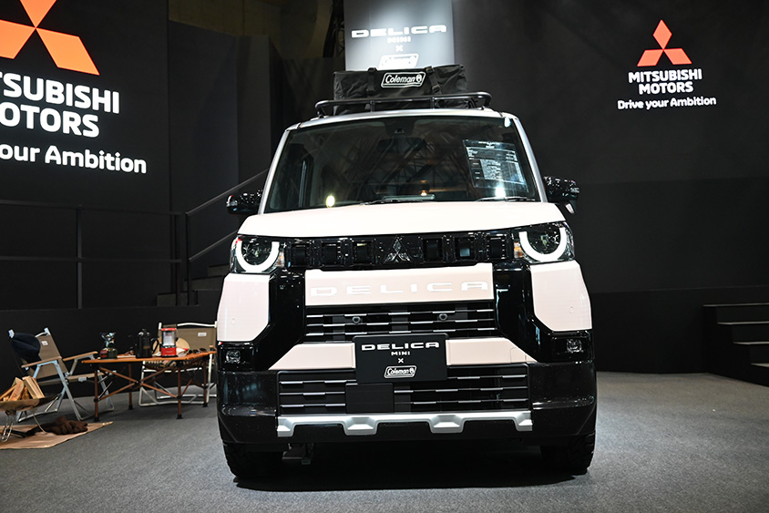 新型デリカミニ コールマンとのコラボカスタムモデル フロントビュー