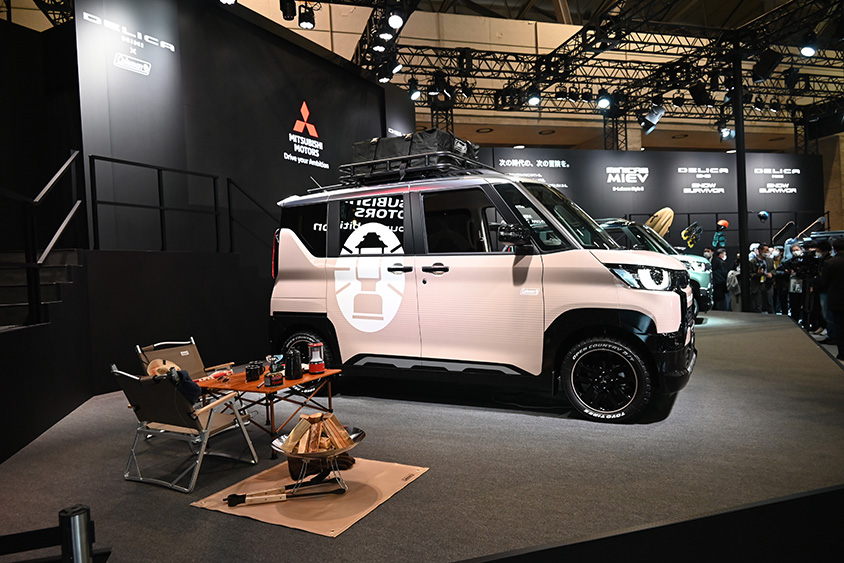 新型デリカミニ コールマンとのコラボカスタムモデル サイドビュー