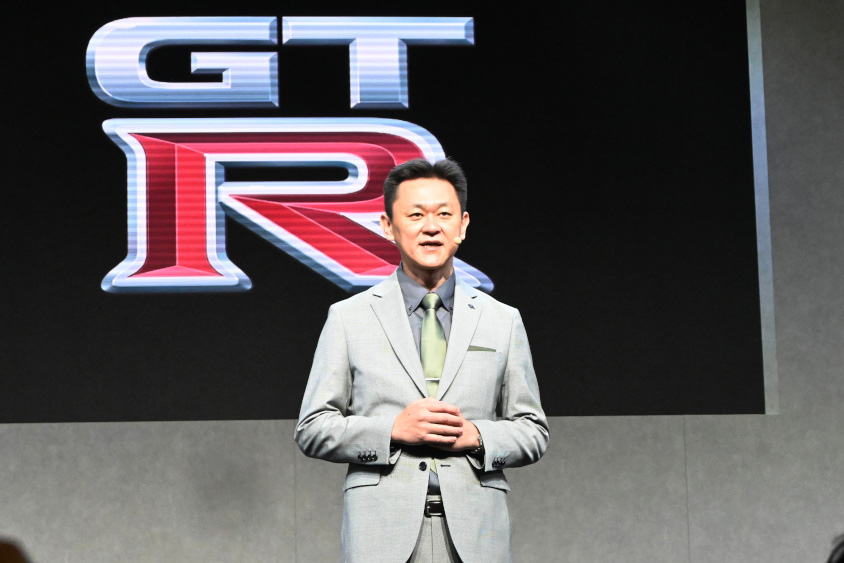 NISSAN GT-R 2024年モデルを説明する川口隆志チーフビークルエンジニア