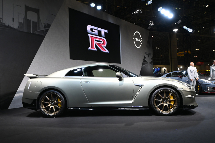 NISSAN GT-R 2024年モデルの右サイドビュー