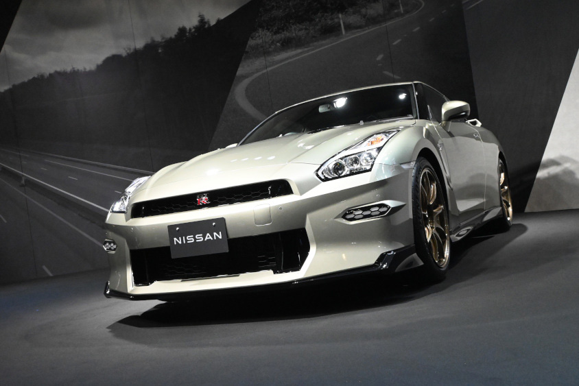 NISSAN GT-R 2024年モデルのフロントビュー