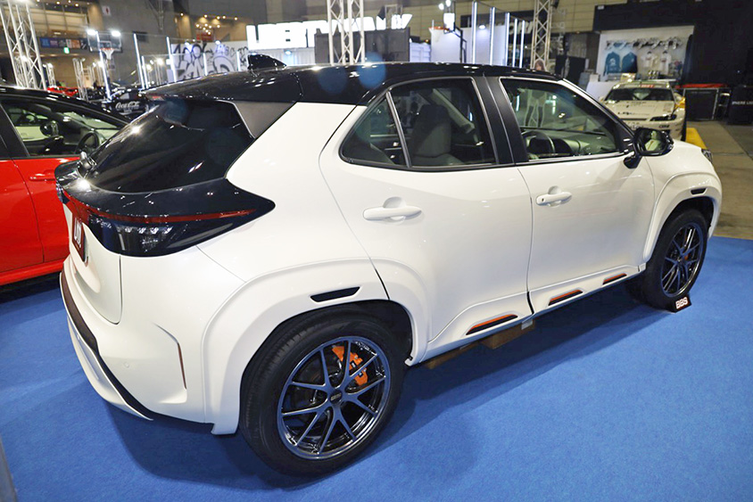 modelLM YARISCROSSpremiumのリヤ