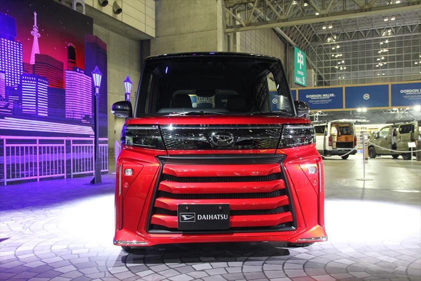 TANTO CUSTOM RED/BLACKの正面