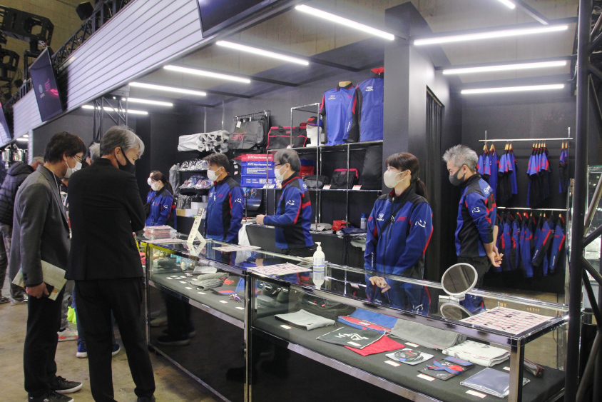 SUBARU/STIブースの物販エリア＠東京オートサロン2023