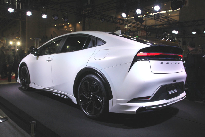 新型プリウスのMODELLISTA NEO ADVANCE STYLEのリア＠東京オートサロン2023