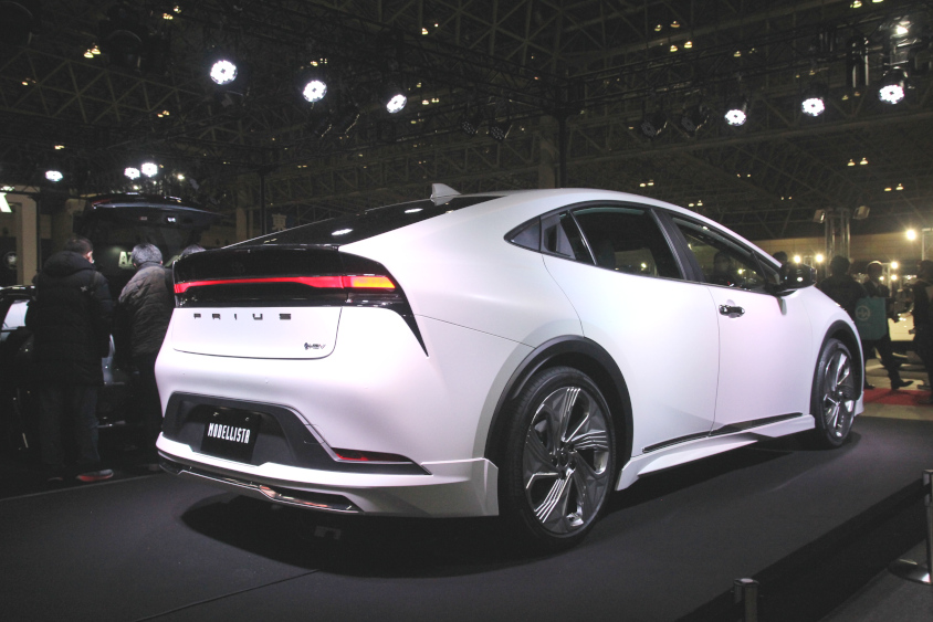 新型プリウスのMODELLISTA ELEGANT ICE STYLEのリア＠東京オートサロン2023