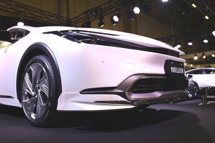 新型プリウスのMODELLISTA ELEGANT ICE STYLEのフロント＠東京オートサロン2023