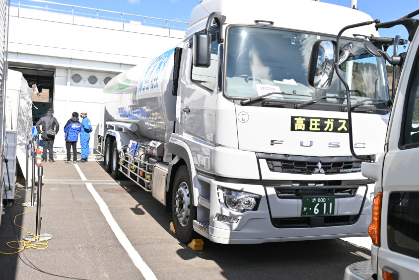 液体水素を運搬するローリー