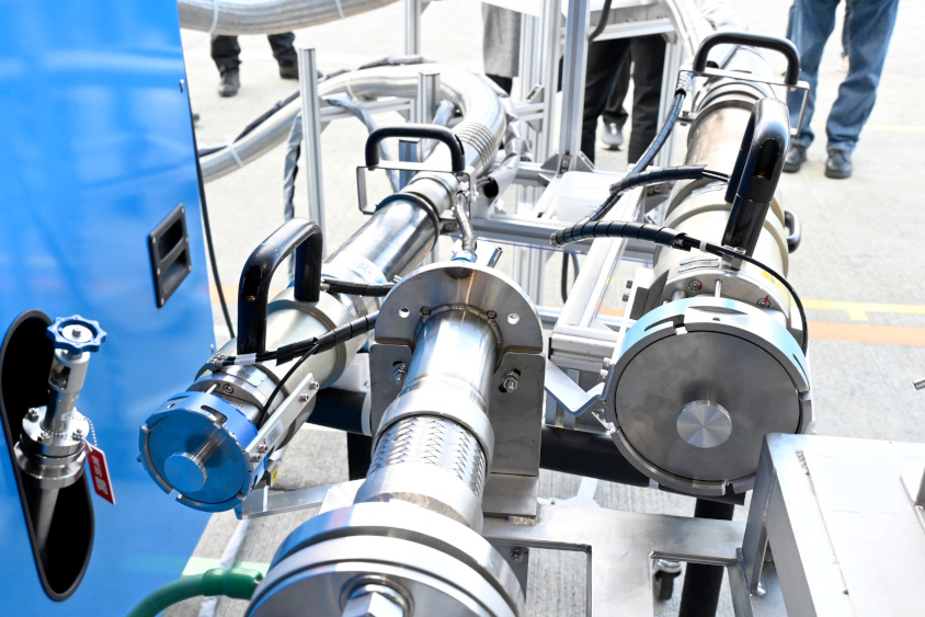 給水素とタンク内の水素を排出するホース