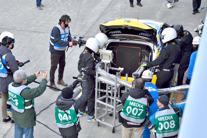 ピット前での給水素の様子
