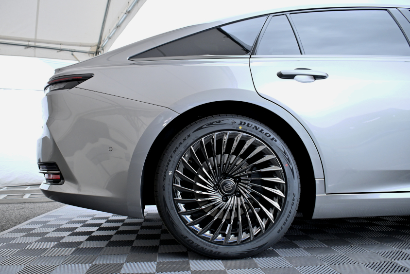 トヨタ新型クラウンセダンの後輪