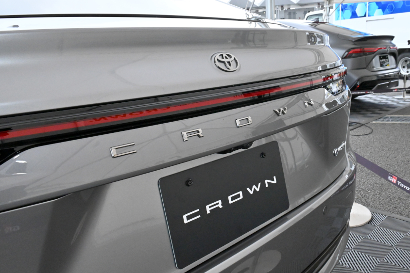 トヨタ新型クラウンセダンのリヤのCROWNロゴ
