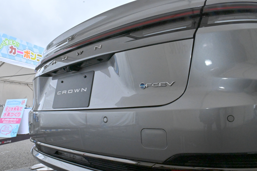 トヨタ新型クラウンセダンのFCEVのロゴ