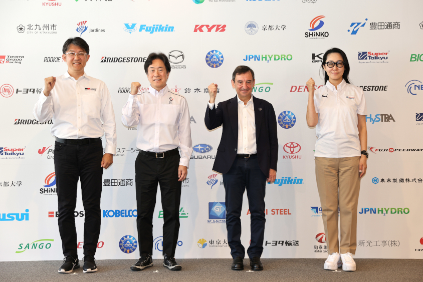 トヨタ自動車佐藤恒治社長、マツダの毛籠勝弘取締役専務執行役員、ACOのピエール・フィヨン会長、スーパー耐久機構の桑山晴美事務局長