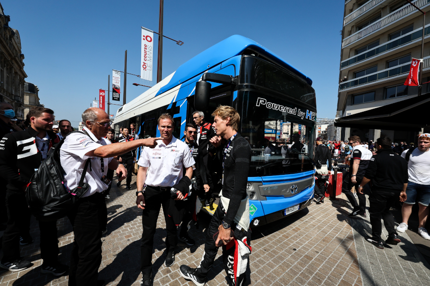 公開車検の際に使われていた水素を燃料とするバス