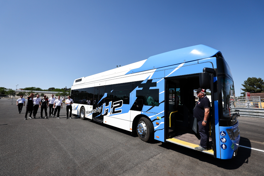 場内の移動用としても使用されていた水素を燃料とするバス