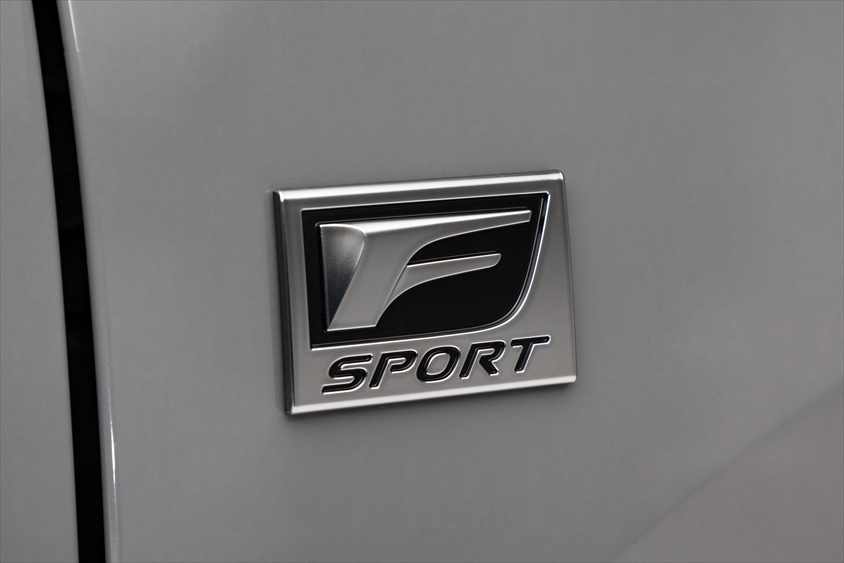 新型TX（プロトタイプ）のF SPORTのロゴ