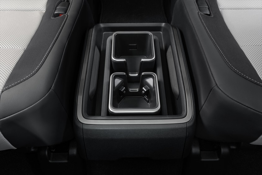 新型TX（プロトタイプ）の2列目のドリンクホルダー