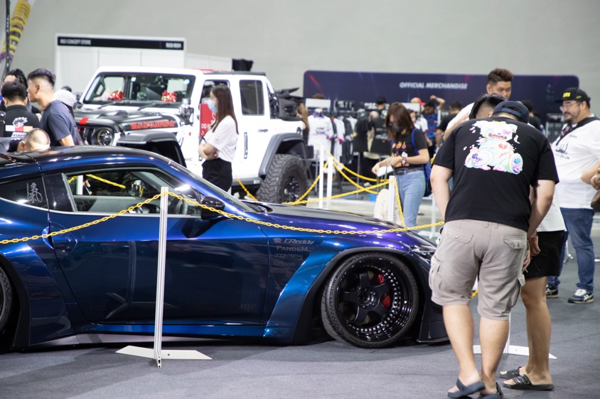 まだマレーシアでは珍しいという新型フェアレディZに来場者は興味津々