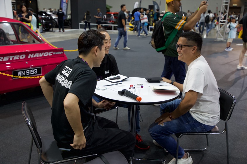 東京オートサロン クアラルンプール2023で来場者とコミュニケーションをHKSのスタッフ