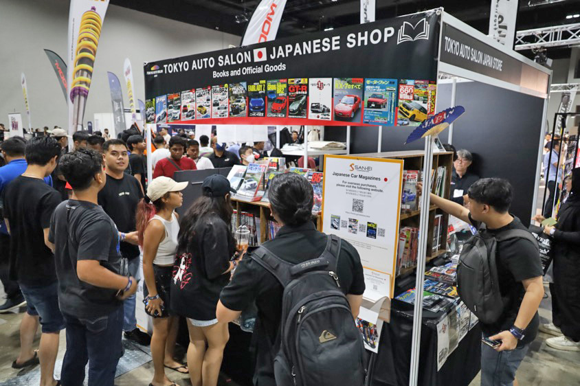 東京オートサロン・クアラルンプールで本を販売した三栄ブース