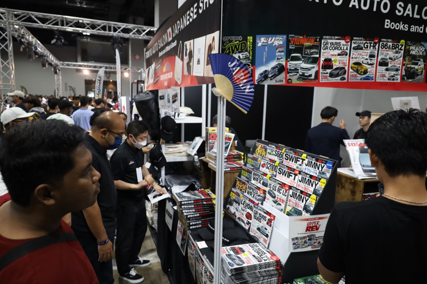 東京オートサロン・クアラルンプールの三栄ブースではほんの売り切れが続出