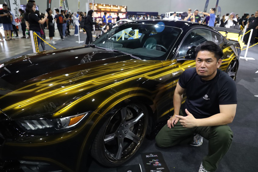 東京オートサロン・クアラルンプールに展示した『ROHAN×BLOOM Gold MUSTANG』と井澤孝彦代表