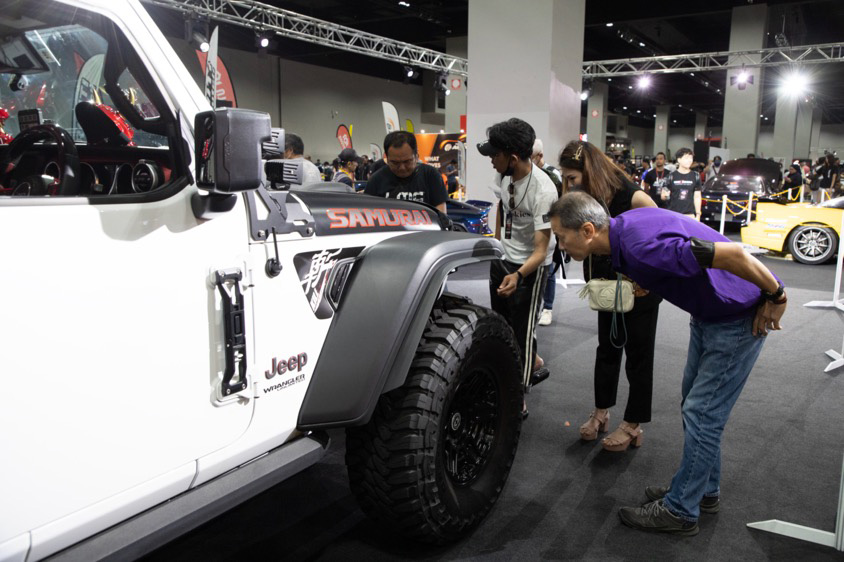 東京オートサロン・クアラルンプールに展示した『JEEP WRANGLER』を見る来場者