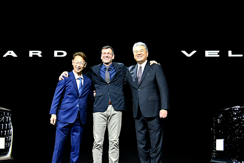 新型アルファード、ヴェルファイアの吉岡憲一チーフエンジニア、サイモン・ハンフリース執行役員、中嶋裕樹副社長