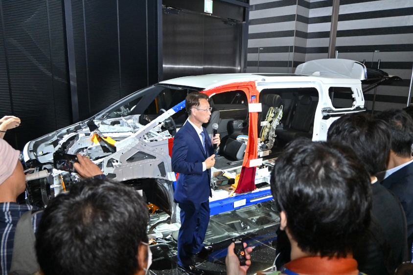 新型ヴェルファイアのホワイトボディと吉岡憲一チーフエンジニア