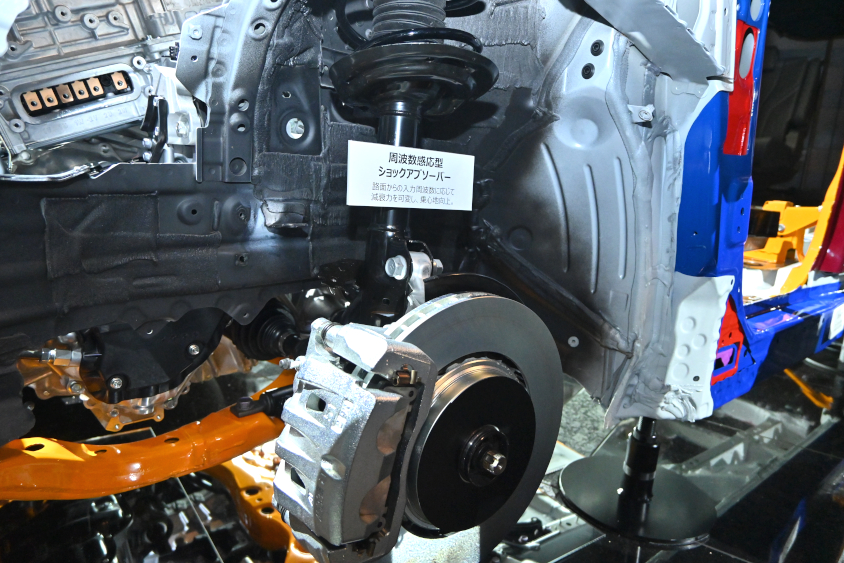 新型アルファード、ヴェルファイアの周波数感応型ショックアブソーバー　　