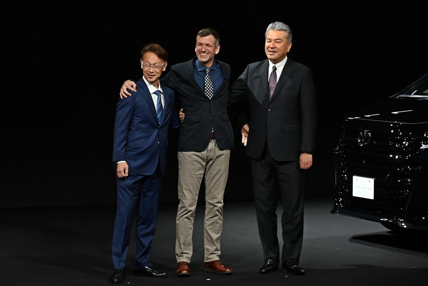 左から吉岡憲一チーフエンジニア、サイモン・ハンフリース執行役員、中嶋裕樹副社長