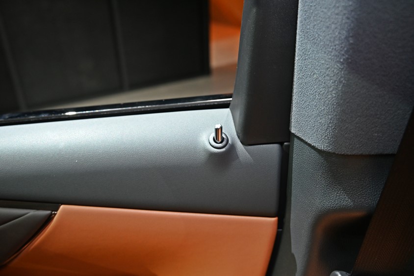 トヨタ車では懐かしいドアロックピン