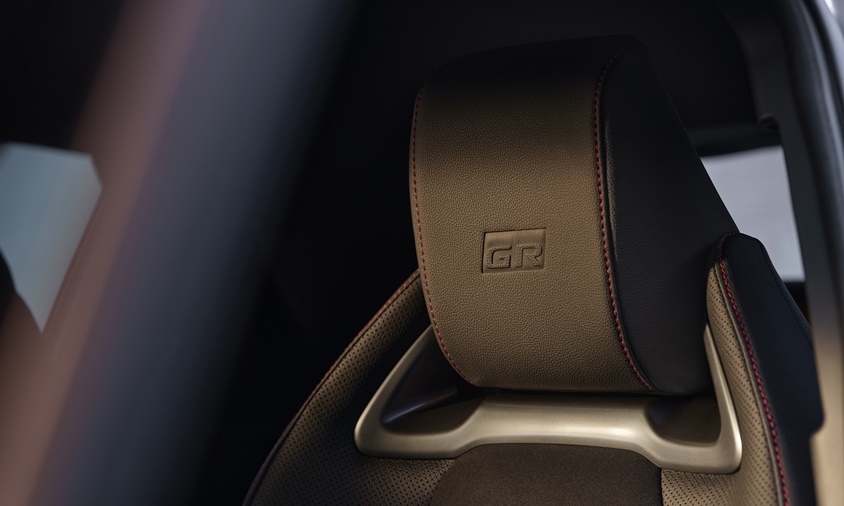 GRロゴ入りスポーツフロントシート