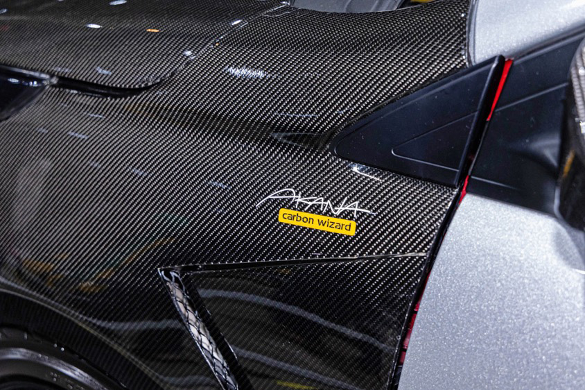 トヨタ・カローラに貼られた『AKANA carbon wizard』のロゴ