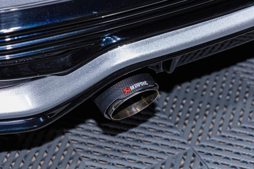 トヨタ・カローラに装着された『アクラポビッチ』のエキゾースト