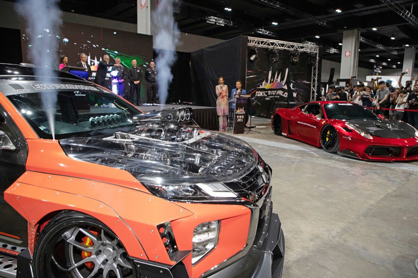 三菱・トライトンが置かれているステージ