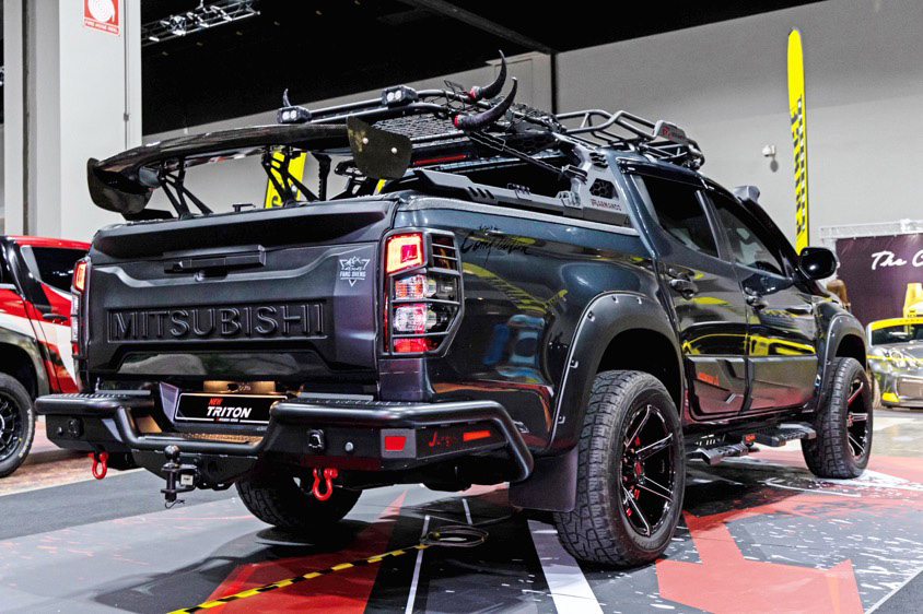 攻撃的な三菱・トライトンのリヤ