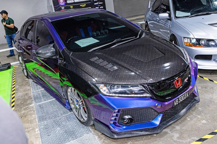 ホンダ・シティの右フロントビュー