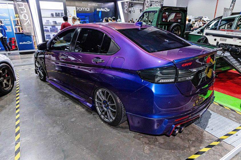 ホンダ・シティの左リヤビュー