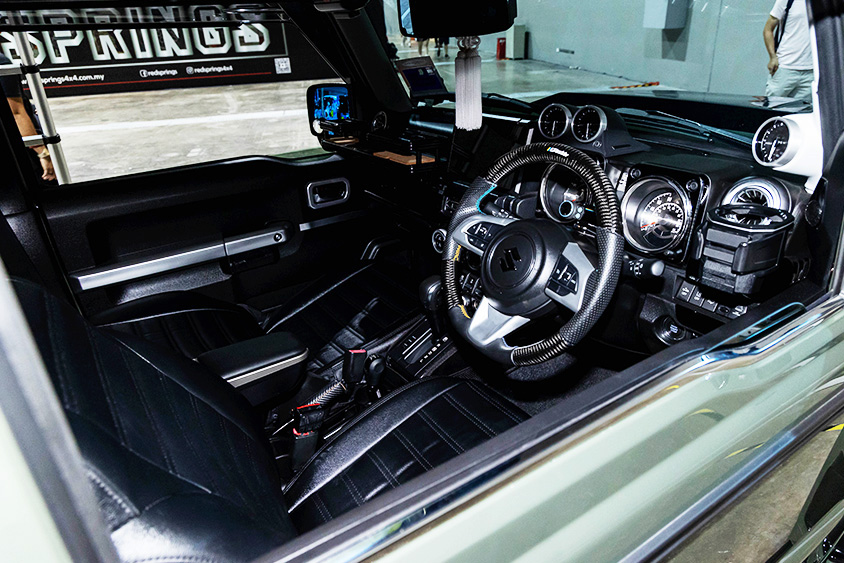 ダイハツ・ジムニーシエラの運転席(東京オートサロン・クアラルンプール2023)