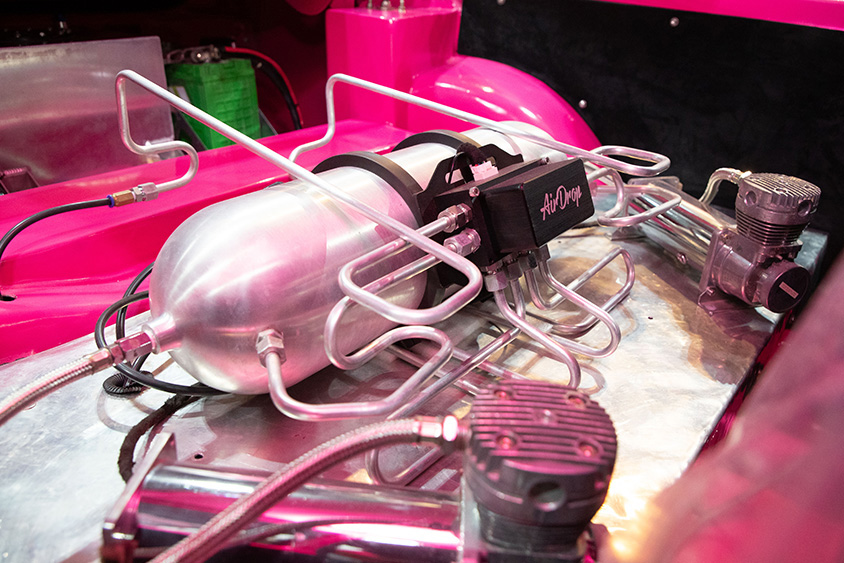 フォード・フォード・エスコート・マーク２のエアサスタンク（東京オートサロン・クアラルンプール2023）