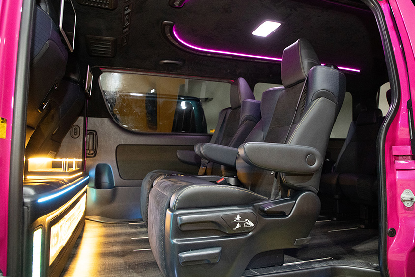 トヨタハイエースの2列目席（東京オートサロン・クアラルンプール2023）