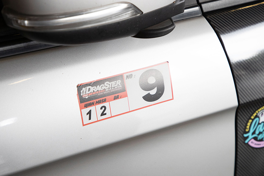 プロトン・プレヴェのドラッグレースのステッカー